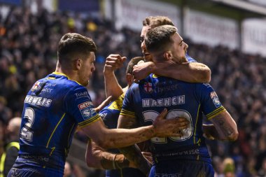Warrington Wolves 'tan Connor Wrench, 23 Şubat 202' de Warrington Jones Stadyumu 'nda oynanan Warrington Wolves vs Hull FC karşılaşmasında denemesini kutluyor.