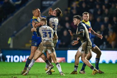 Warrington Wolves 'tan Paul Vaughan, 23 Şubat 202' de Warrington, İngiltere 'deki Halliwell Jones Stadyumu' nda oynanan Warrington Wolves vs Hull FC maçında Will Gardiner Hull FC tarafından yenildi.