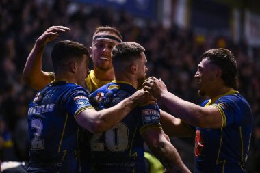 Warrington Wolves 'tan Connor Wrench, 23 Şubat 202' de Warrington Jones Stadyumu 'nda oynanan Warrington Wolves vs Hull FC karşılaşmasında denemesini kutluyor.