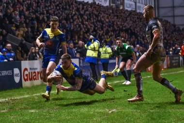 Warrington Wolves 'tan Connor Wrench, 23 Şubat 202' de Warrington Jones Stadyumu 'nda oynanan Warrington Wolves vs Hull FC maçında bir deneme için sahaya çıkıyor.