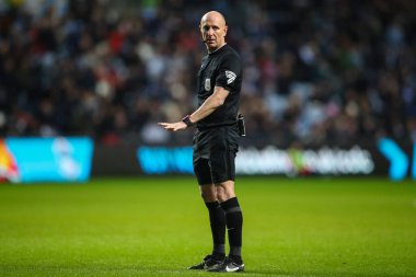 Hakem Andy Davies Sky Bet Şampiyonası maçında Coventry City, Preston North End 'e karşı Coventry Building Society Arena, Coventry, Birleşik Krallık, 23 Şubat 202