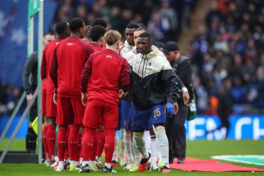 Chelsea 'den Moiss Caicedo, 25 Şubat 202' de Wembley Stadyumu 'nda oynanan Carabao Kupası final karşılaşmasında Liverpool' dan Harvey Elliott ile tokalaşıyor. 