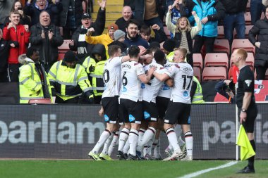 Derby County 'den Sonny Bradley 24 Şubat 202' de Oakwell, Barnsley, İngiltere 'de oynanan Sky Bet Lig 1 karşılaşmasında 0-1' lik galibiyet golünü kutluyor.