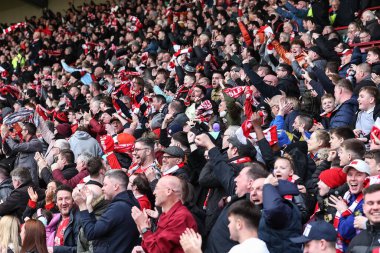 Barnsley taraftarları, Barnsley 'li Adam Phillips' in 24 Şubat 202 'de Oakwell, Barnsley, İngiltere' de oynanan Sky Bet 1 maçındaki golünü kutluyorlar.