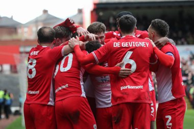 Barnsley 'den Adam Phillips 24 Şubat 202' de Oakwell, Barnsley, İngiltere 'de oynanan Sky Bet Lig 1 karşılaşmasında 1-1 kazanma hedefini kutluyor.
