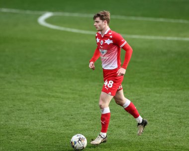 Barnsley 'den Luca Connell 24 Şubat 202' de Oakwell, Barnsley, İngiltere 'de oynanan Sky Bet 1 karşılaşmasında topla birlikte.