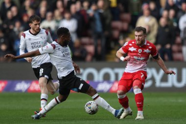 Barnsley 'den Harrison Nejman 24 Şubat 202' de Oakwell, Barnsley, İngiltere 'de oynanan Sky Bet 1 karşılaşmasında Barnsley - Derby County maçında Barnsley' li Nicky Cadden ile kapışmaya çalıştı.