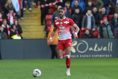 Barnsley 'den Barry Cotter, 24 Şubat 202' de Oakwell, Barnsley, İngiltere 'de oynanan Sky Bet 1 maçında topu aldı.