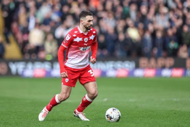 Barnsley 'den Adam Phillips, Sky Bet Ligi 1 maçında topla Oakwell, Barnsley, Barnsley, Birleşik Krallık' ta Barby County maçında, 24 Şubat 202