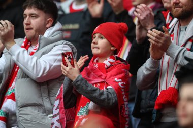Liverpool teknik direktörü Liverpool 'dan Trent Alexander-Arnold ile 25 Şubat 202' de Wembley Stadyumu 'nda oynanan Carabao Kupası Finali' nde Chelsea-Liverpool maçı sırasında telefon etti.