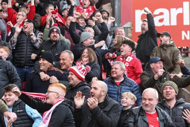 Barnsley taraftarları, Barnsley 'li Adam Phillips' in 24 Şubat 202 'de Oakwell, Barnsley, İngiltere' de oynanan Sky Bet 1 maçındaki golünü kutluyorlar.