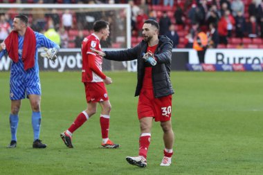 Barnsley 'li Adam Phillips, 24 Şubat 202' de Oakwell, Barnsley, İngiltere 'de oynanan Sky Bet 1 karşılaşmasında 2-1' lik galibiyet golünü attıktan sonra taraftarlarıyla kutluyor.