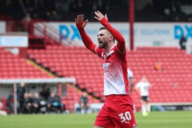 Barnsley 'den Adam Phillips 24 Şubat 202' de Oakwell, Barnsley, İngiltere 'de oynanan Sky Bet Lig 1 karşılaşmasında 1-1 kazanma hedefini kutluyor.