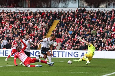 Derby County 'den Joe Wildsmith, Barnsley' li Devante Cole 'un 24 Şubat 202' de Oakwell, Barnsley, İngiltere 'de oynanan Sky Bet 1 karşılaşmasında aldığı şutu kurtardı.
