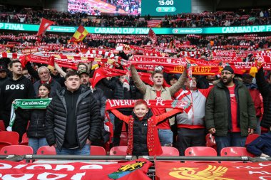 Liverpool taraftarları 25 Şubat 202 'de Wembley Stadyumu' nda oynanan Carabao Kupası Finali 'nde eşarplarını başlarının üstünde tutarken 