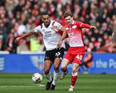 Barnsley 'den Luca Connell ve Derby County' den Curtis Nelson 24 Şubat 202 'de Oakwell, Barnsley, İngiltere' de oynanan Sky Bet League 1 karşılaşmasında top için mücadele ettiler.
