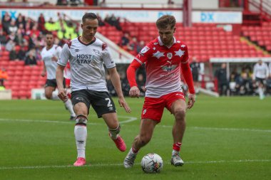 Barnsley 'den John Mcatee, 24 Şubat 202' de Oakwell, Barnsley, İngiltere 'de oynanan Sky Bet Lig 1 karşılaşmasında Kane Wilson' dan topu aldı.