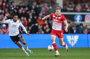 Barnsley 'den Sam Cosgrove, 24 Şubat 202' de Oakwell, Barnsley, İngiltere 'de oynanan Sky Bet Ligi 1 maçında topa vurdu.