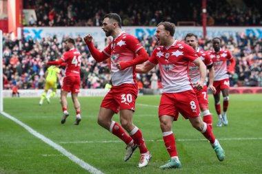 Barnsley 'den Adam Phillips 24 Şubat 202' de Oakwell, Barnsley, İngiltere 'de oynanan Sky Bet Lig 1 karşılaşmasında 1-1 kazanma hedefini kutluyor.