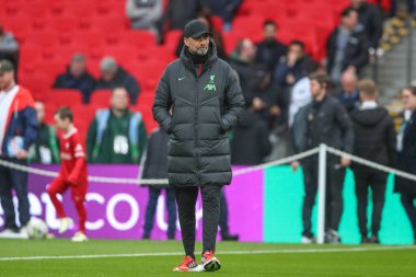 Liverpool 'un Jrgen Klopp teknik direktörü 25 Şubat 202' de Wembley Stadyumu 'nda oynanan Carabao Kupası final maçında ısınma turuna bakıyor. 