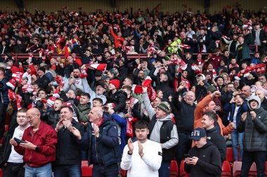 Barnsley taraftarları, Barnsley 'li Adam Phillips' in 24 Şubat 202 'de Oakwell, Barnsley, İngiltere' de oynanan Sky Bet 1 maçındaki golünü kutluyorlar.