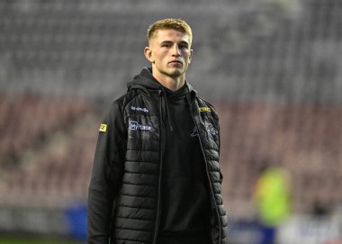 Brad Schneider ve Penrith Panthers maçı öncesinde Wigan Warriors, Penrith Panthers 'e karşı 24 Şubat 202' de Wigan Stadyumu, Wigan, Birleşik Krallık 'ta oynanan 2024 Dünya Kulüpler Kupası karşılaşmasında sahada inceleme yapıyor.