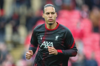 Liverpool 'dan Virgil van Dijk 25 Şubat 202' de Wembley Stadyumu 'nda oynanan Carabao Kupası final maçında ısınma turunda Chelsea ile Liverpool karşılaşacak.
