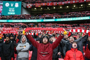 Liverpool taraftarları 25 Şubat 202 'de Wembley Stadyumu' nda oynanan Carabao Kupası Finali 'nde eşarplarını başlarının üstünde tutarken 