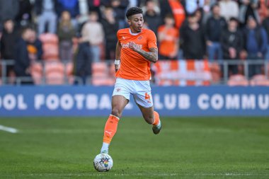 Blackpool 'dan Jordan Lawrence-Gabriel, 24 Şubat 202' de Bloomfield Road, Blackpool 'da oynanan Blackpool-Bolton Wanderers maçında topla bir çıkış yaptı.