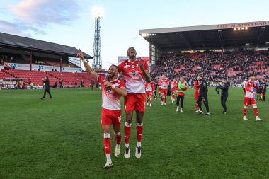 Barnsley 'den Barry Cotter ve Barnsley' den Donovan Pines 24 Şubat 202 'de Oakwell, Barnsley, İngiltere' de oynanan Sky Bet 1 maçında kazandıkları 2-1 'lik galibiyeti kutluyorlar.