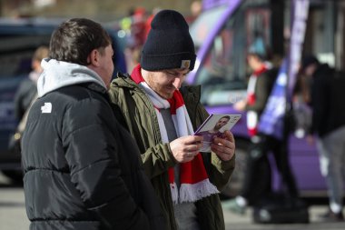 Taraftarlar, 24 Şubat 202 'de İngiltere' nin Oakwell kentinde oynanan Sky Bet 1 karşılaşmasında Weston Park Kanser Yardım Günü programını okuyarak geldiler.