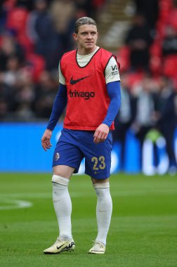 Chelsea 'den Conor Gallagher Carabao Kupası final maçında Wembley Stadyumu' nda Chelsea ile Liverpool maçında ısınma turunda, 25 Şubat 202