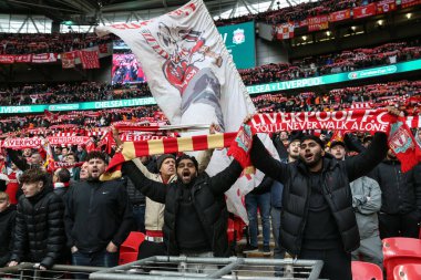 Liverpool taraftarları 25 Şubat 202 'de Wembley Stadyumu' nda oynanan Carabao Kupası Finali 'nde eşarplarını başlarının üstünde tutarken 