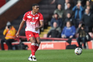 Barnsley 'li Donovan Pines, 24 Şubat 202' de İngiltere 'nin Oakwell kentinde oynanan Sky Bet 1 maçında topu geçti.