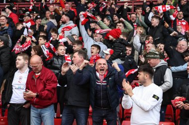 Barnsley taraftarları Barnsley 'li Adam Phillips' in 24 Şubat 202 'de Oakwell, Barnsley, İngiltere' de oynanan Sky Bet Lig 1 maçında 1-1 'lik galibiyet golünü kutluyorlar.