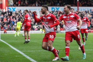 Barnsley 'den Adam Phillips 24 Şubat 202' de Oakwell, Barnsley, İngiltere 'de oynanan Sky Bet Lig 1 karşılaşmasında 1-1 kazanma hedefini kutluyor.