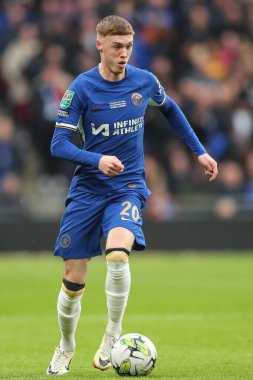 Chelsea 'den Cole Palmer, 25 Şubat 202' de Wembley Stadyumu 'nda oynanan Chelsea-Liverpool Carabao Kupası final maçında topa vuruyor.