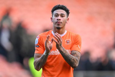 Blackpool 'dan Jordan Lawrence-Gabriel, 24 Şubat 202' de Bloomfield Road, Blackpool 'da oynanan Blackpool-Bolton Wanderers maçının sonunda taraftarları alkışlıyor.