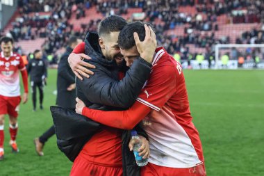 Barnsley 'den Adam Phillips ve Barnsley' den Mal de Gevigney 24 Şubat 202 'de İngiltere' nin Oakwell kentinde oynanan Sky Bet 1 karşılaşmasında kazandıkları 2-1 'lik galibiyeti kutluyorlar. 