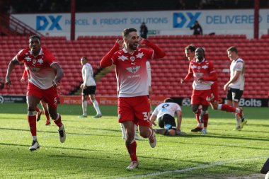 Barnsley 'den Adam Phillips 24 Şubat 202' de Oakwell, Barnsley, İngiltere 'de oynanan Sky Bet Lig 1 karşılaşmasında 2-1 kazanma hedefini kutluyor.