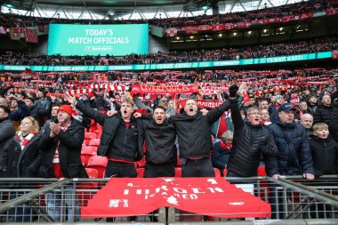 Liverpool taraftarları 25 Şubat 202 'de Wembley Stadyumu' nda oynanan Carabao Kupası Finali 'nde eşarplarını başlarının üstünde tutarken 