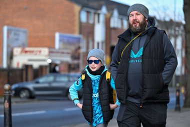 Premier Lig karşılaşmasında sahaya çıkan taraftarlar Wolverhampton Wanderers - Sheffield United - Molineux, Wolverhampton, Birleşik Krallık, 25 Şubat 202