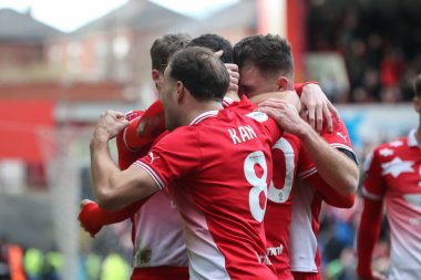 Barnsley 'den Adam Phillips 24 Şubat 202' de Oakwell, Barnsley, İngiltere 'de oynanan Sky Bet Lig 1 karşılaşmasında 1-1 kazanma hedefini kutluyor.