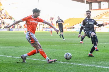 Blackpool 'dan Jake Beesley, 24 Şubat 202' de Bloomfield Road, Blackpool 'da oynanan Blackpool-Bolton Wanderers maçında topu geçiyor.