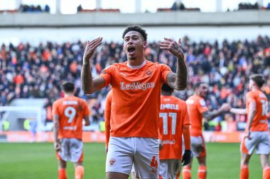 Blackpool 'dan Jordan Lawrence-Gabriel 24 Şubat 202' de Bloomfield Road, Blackpool, İngiltere 'de oynanan Blackpool-Bolton Wanderers maçında 4-1 kazanma hedefini kutluyor.