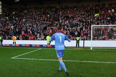 Barnsley 'li Liam Roberts, 24 Şubat 202' de İngiltere 'nin Oakwell kentinde oynanan Sky Bet Lig 1 karşılaşmasında Ponty End taraftarlarıyla 2-1' lik galibiyetlerini kutluyor.