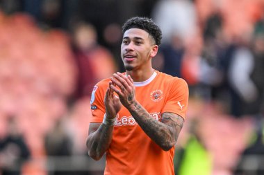 Blackpool 'dan Jordan Lawrence-Gabriel, 24 Şubat 202' de Bloomfield Road, Blackpool 'da oynanan Blackpool-Bolton Wanderers maçının sonunda taraftarları alkışlıyor.