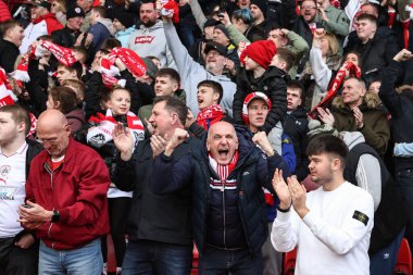 Barnsley taraftarları, Barnsley 'li Adam Phillips' in 24 Şubat 202 'de Oakwell, Barnsley, İngiltere' de oynanan Sky Bet 1 maçındaki golünü kutluyorlar.