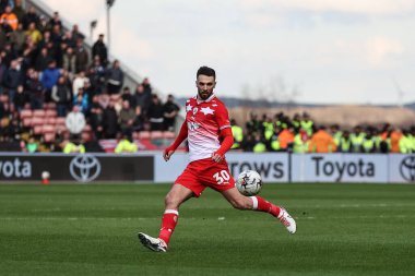 Barnsley 'den Adam Phillips, Sky Bet Ligi 1 maçında topla Oakwell, Barnsley, Barnsley, Birleşik Krallık' ta Barby County maçında, 24 Şubat 202