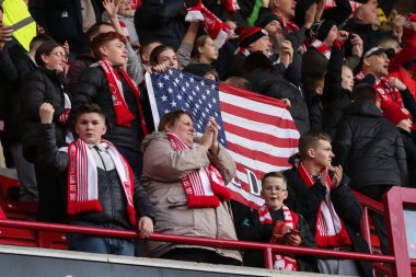 Barnsley taraftarları, Barnsley 'nin 24 Şubat 202' de Oakwell, Barnsley, İngiltere 'de oynanan Sky Bet Lig 1 karşılaşmasında 2-1 kazanmasının ardından Amerikan bayrağı taşıyorlar.